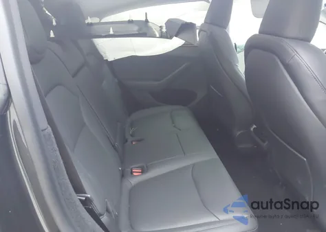 2026 Tesla Model Y Long Range Dual Motor All-Wheel Drive/Long Range Launch Series z USA, uszkodzony, nr VIN 7SAYGDEE1TF447021